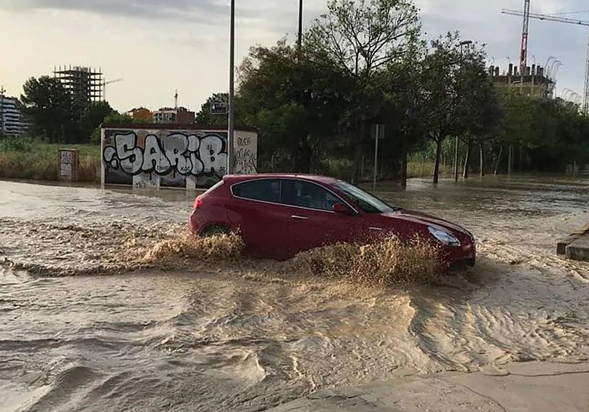 Un vehículo circula por una calle de Murcia inundada, en una imagen de archivo.