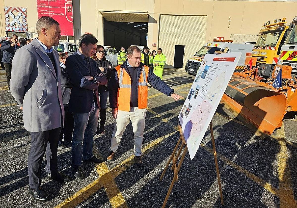 El consejero de Fomento e Infraestructuras, Jorge García Montoro, y el alcalde de Caravaca de la Cruz, José Francisco García, durante la presentación del Plan de Vialidad Invernal 2024-2025 de la red regional de carreteras.