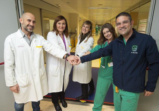 El equipo. José Luis Alcaraz, María José Aranda, Regina Sánchez, Dori Fernández y Óscar Girón, en La Arrixaca.