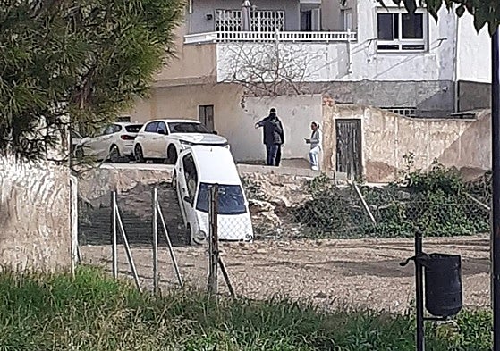 El vehículo, atascado, en el solar de Canteras.