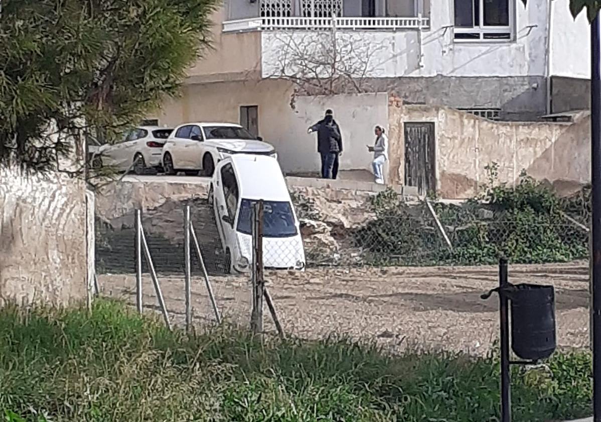 El vehículo, atascado, en el solar de Canteras.