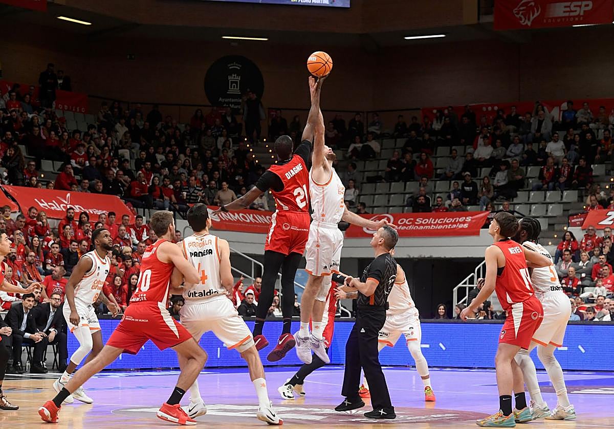 Diagne pelea por el balón este domingo durante el partido.
