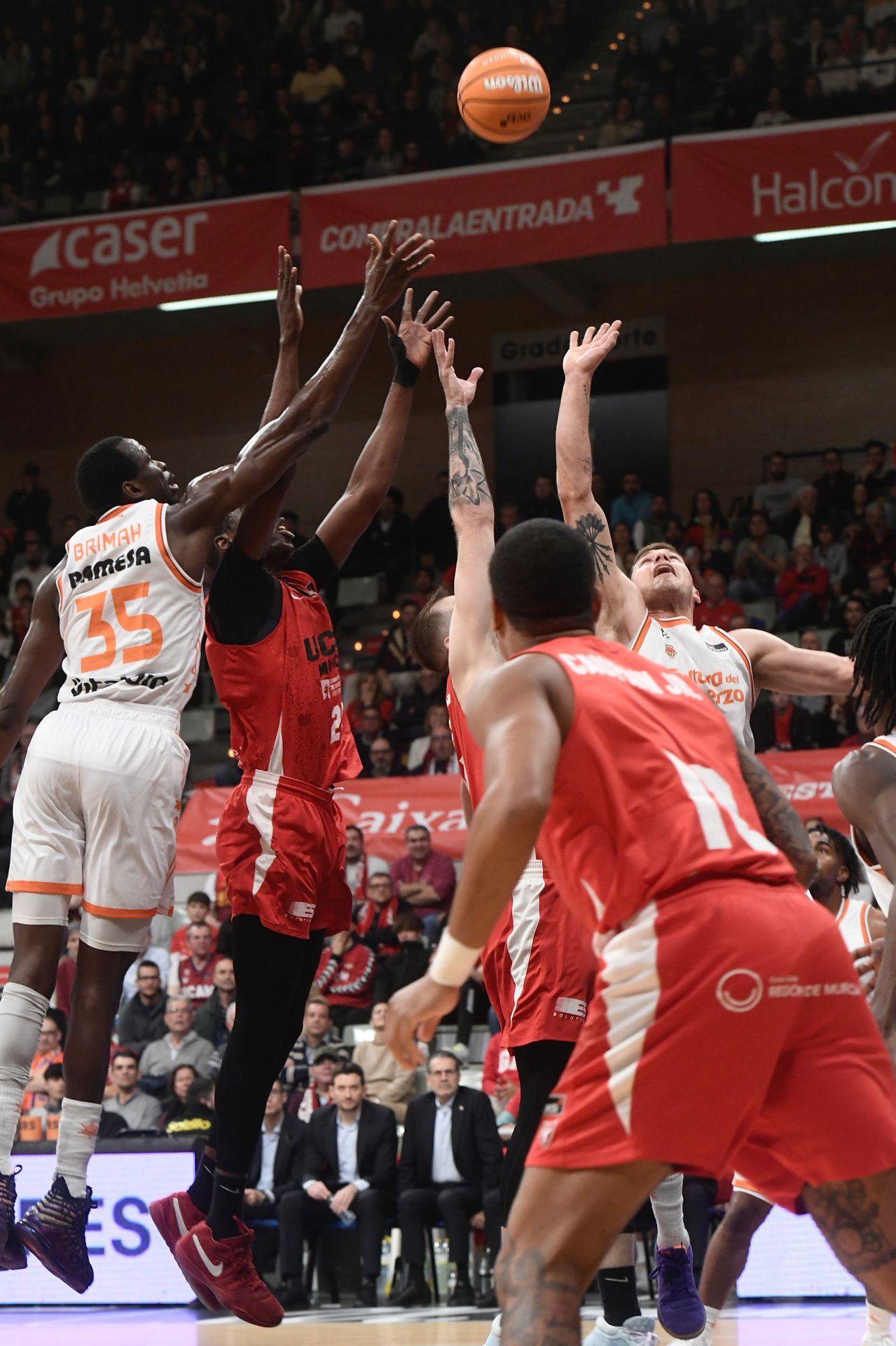 El partido entre el UCAM Murcia y el Valencia Basket, en imágenes