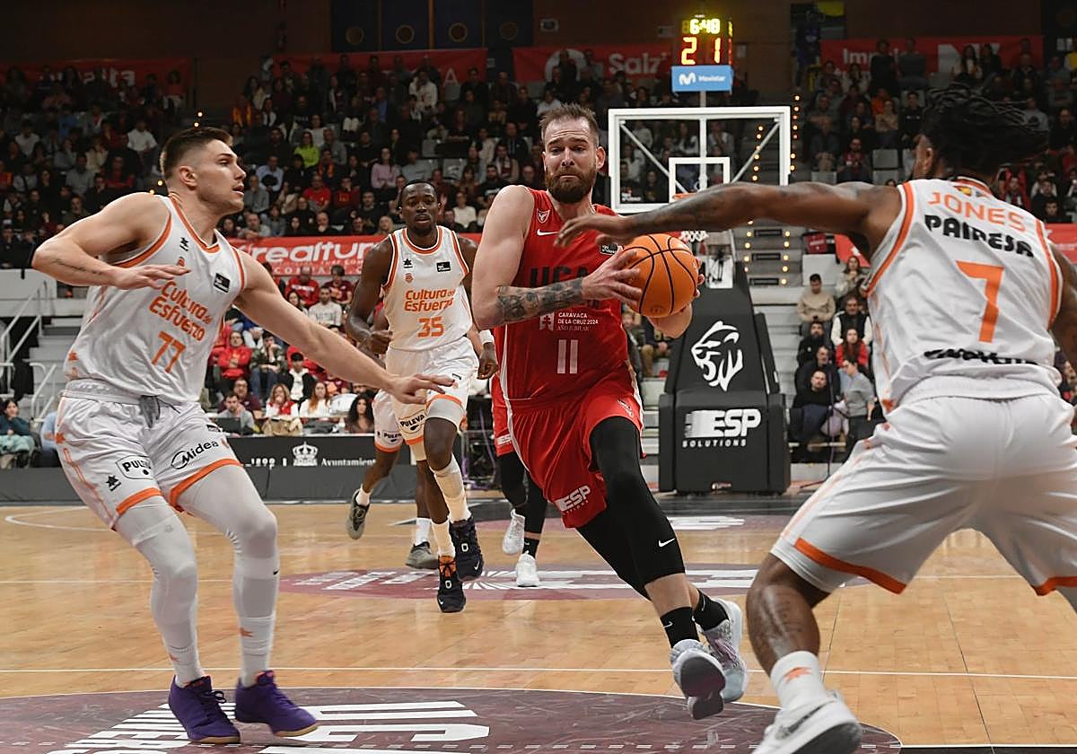 Radovic escapa con el balón durante el partido.