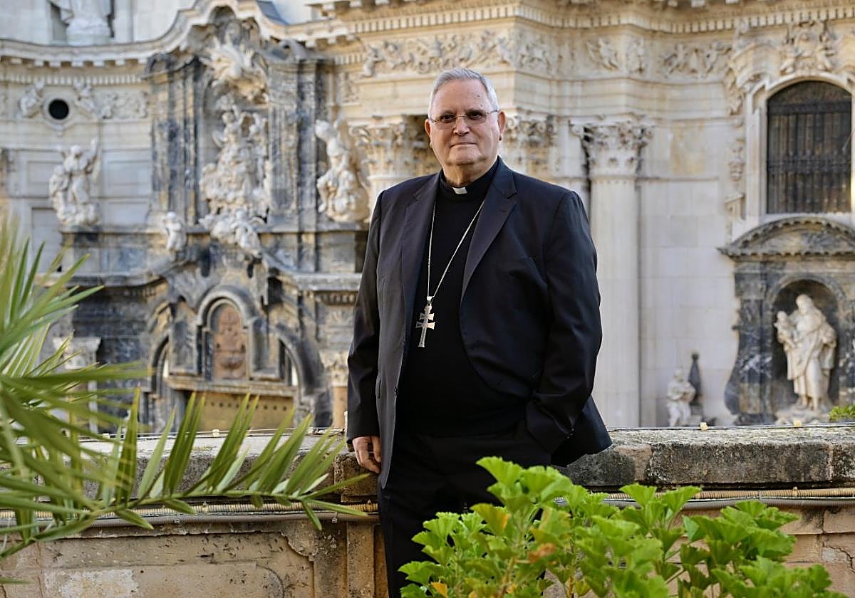 Monseñor José Manuel Lorca Planes posa para LA VERDAD en una terraza del Palacio Episcopal, con el imafronte de la Catedral de Murcia al fondo.