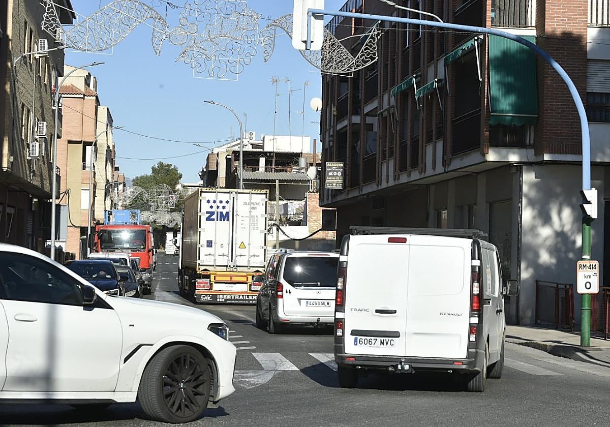 Camiones y turismos, esta semana en la RM-414 a su paso por Santomera, en una zona con viviendas, comercios y un instituto.