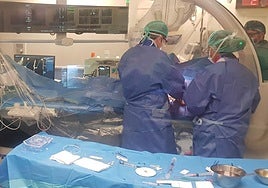 Ignacio Gil, de espaldas, y su equipo quirúrgico de la Unidad de Arritmias del hospital Santa Lucía, durante una operación.