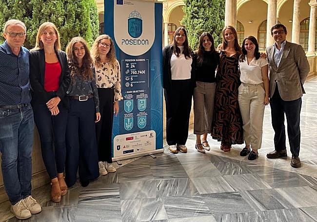 Los investigadores Fernando Jiménez y Julia Miralles (izquierda) en una imagen de un encuentro del proyecto europeo donde también aparece Germán Teruel (derecha).