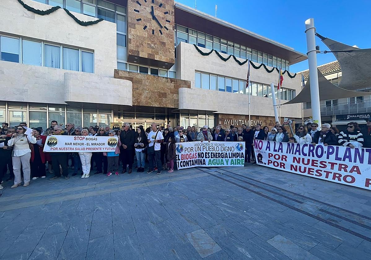 Los manifestantes, este domingo, frente al Ayuntamiento de San Javier.