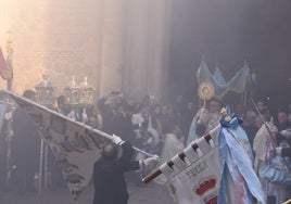 Celebración de la Minerva entre una nube de pólvora procedente de los disparos de los arcabuces, este domingo en Yecla.