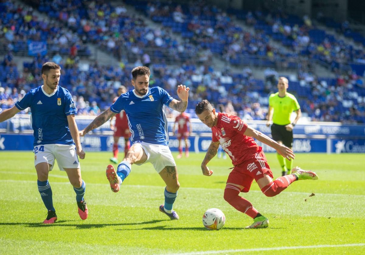 Rubén Castro dispara a portería en un partido con el Cartagena en el Nuevo Tartiere de Oviedo.