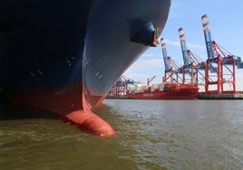 Dos buques de gran porte atracados en el puerto de Hamburgo, donde está previsto que en unos meses concluya el proyecto Poseidon.