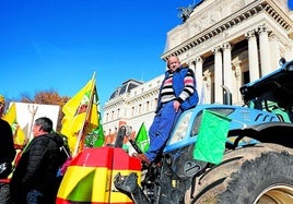 Un agricultor subido a un tractor durante la protesta que tuvo lugar este lunes por la mañana frente al Ministerio de Agricultura en Madrid.