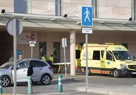 Una ambulancia en la puerta de urgencias del Hospital Santa Lucía.