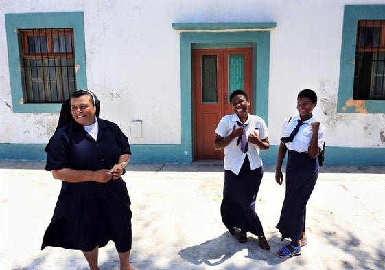 En la calle. Dos estudiantes ríen en compañía de una hermana franciscana de la Purísima Concepción.