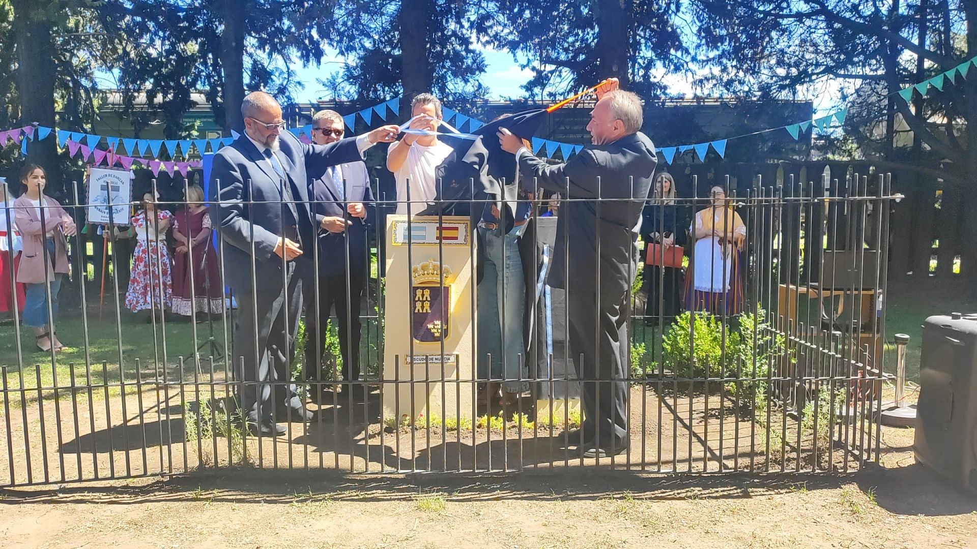 Las imágenes de la inauguración de una plaza para la Región de Murcia en Argentina