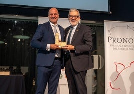 El director de Operaciones de ElPozo Alimentación, Juan Pedro Florido, recibe el premio PronosPorc de manos de Félix Larrosa, alcalde de Lleida y presidente de Mercolleida.