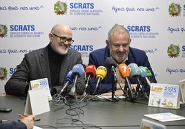 José Manuel Puebla y Lucas Jiménez, este lunes, durante la presentación del almanaque del humorista gráfico.