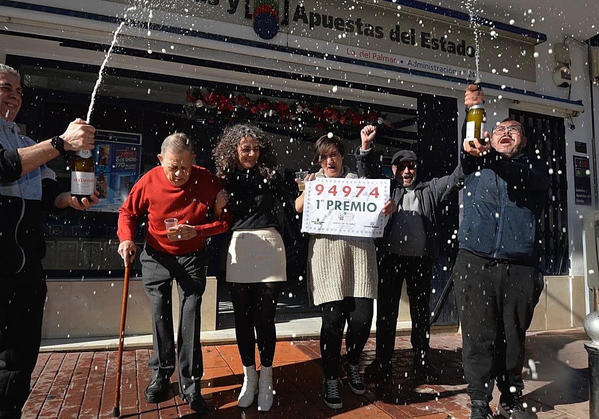 Una administración de Loterías y Apuestas del Estado de El Palmar celebra el primer premio, en una imagen de archivo.