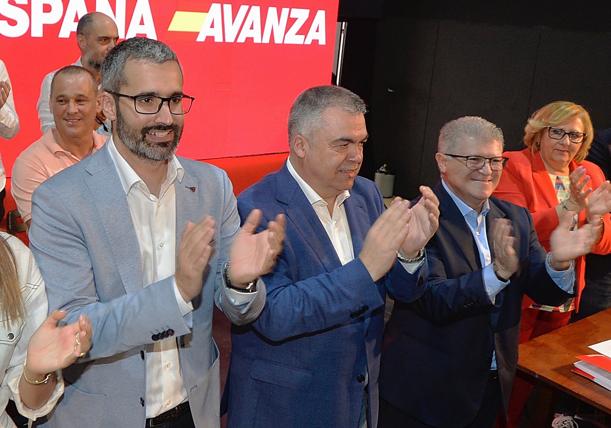 Francisco Lucas junto al secretario de organización del PSOE, Santos Cerdán, y el secretario general del PSRM, José Vélez, en su proclamación como secretario general de la agrupación socialista de Murcia el pasado mes de junio