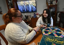 Ana y su madre, Mónica Puche, este martes en su domicilio de Las Torres de Cotillas.