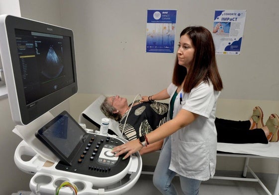 Una sanitaria realiza una ecografía en el centro de salud de Vistabella, en Murcia.