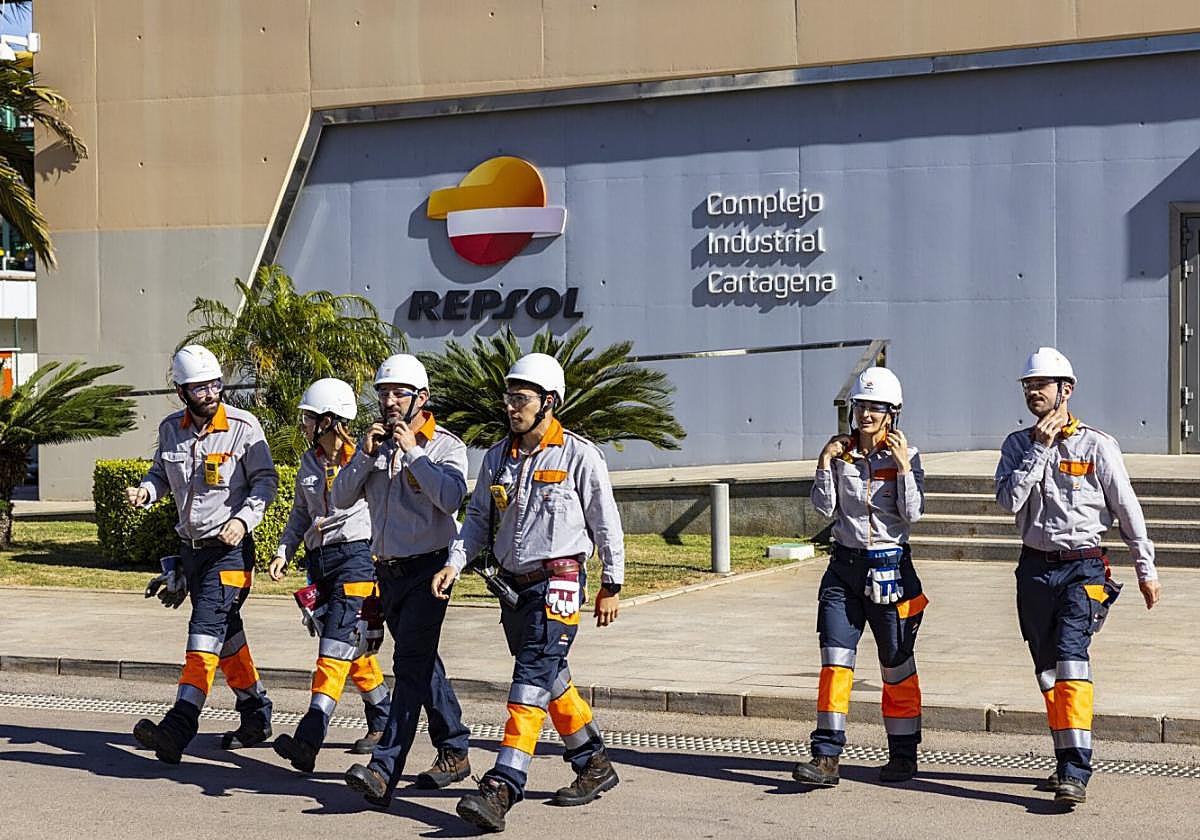 t Hito industrial. Empleados en el complejo industrial Repsol Cartagena. Debajo, empleados en el laboratorio del complejo industrial de Repsol en Cartagena.