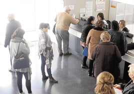 Pacientes hacen cola en el centro de salud de Ronda Sur para ser atendidos por el personal administrativo.