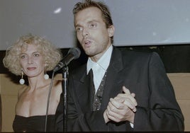 Marisa Paredes y Miguel Bosé en 1991 antes de la proyección de 'Tacones lejanos' en el cine Rex.