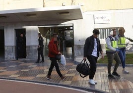 Familiares de la víctima y agentes de la Policía, este martes, en el lugar del suceso.