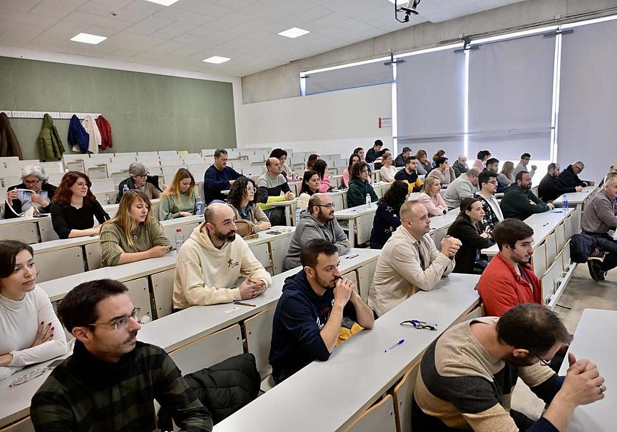 Varias personas durante unas oposiciones en la Región de Murcia, en una imagen de archivo.
