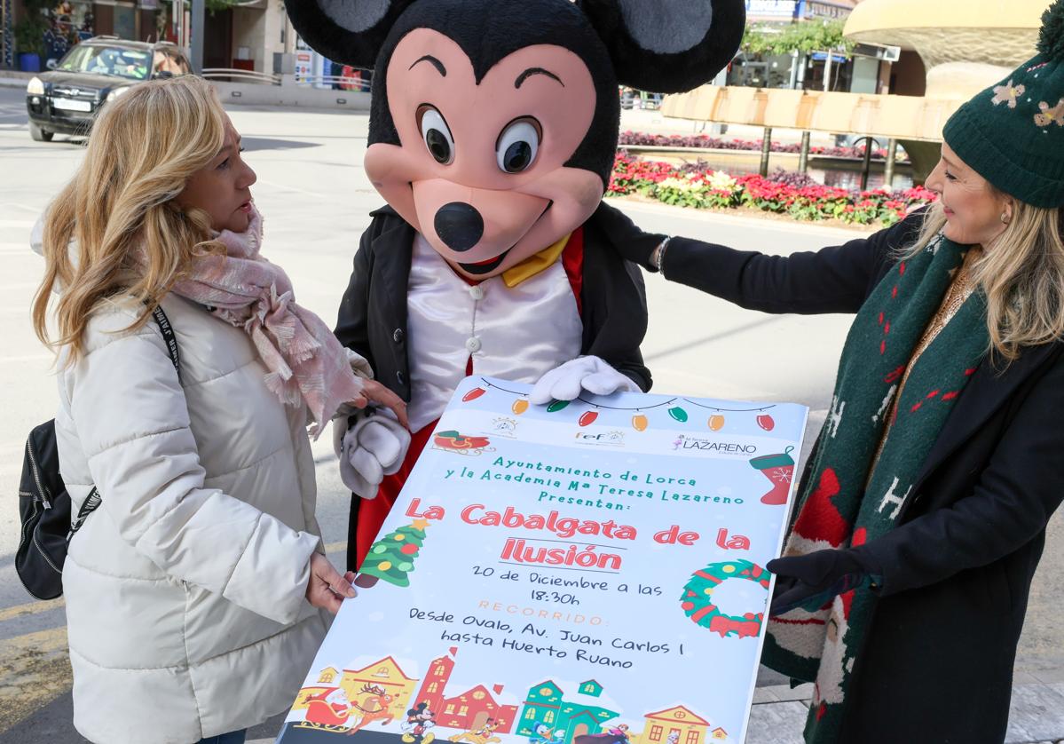 María Teresa Lazareno y la concejala de Festejos posan con Mickey Mouse, uno de los personajes de la Cabalgata de la Ilusión.