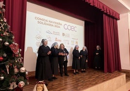 La presidenta de COEC, Ana Correa, con las hermanitas de los pobres durante la visita a la residencia.