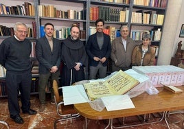 El director general, Patricio Sánchez, junto con el guardián del convento de los franciscanos en Murcia y otros asistentes al acto de entrega.