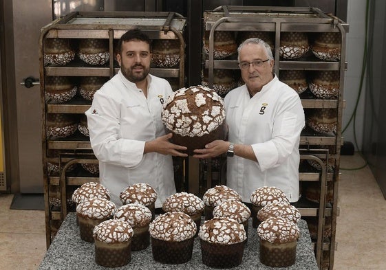 Andrés Mármol padre e hijo, maestros pasteleros de su repostería.