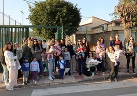 Madres y padres de alumnos, con sus hijos, a las puertas del centro, reclaman el arreglo de la caldera.