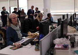 Un momento durante la visita del consejero de Economía, Hacienda, Fondos Europeos y Transformación Digital, Luis Alberto Marín, a las instalaciones de la plataforma de servicios a la ciudadanía.