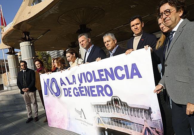 El minuto de silencio en frente de la Asamblea Regional.