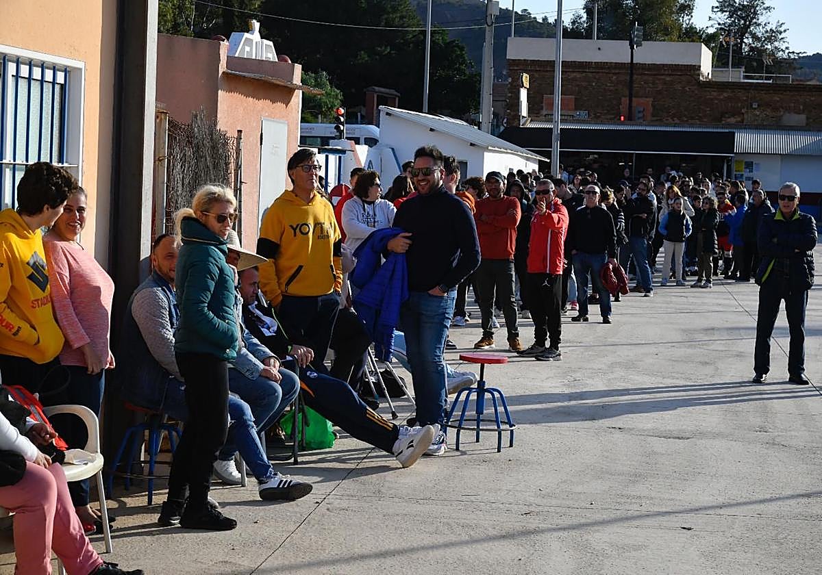 Largas colas en el estadio Ángel Celdrán.