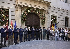 El jefe del Ejecutivo autonómico, Fernando López Miras, durante el minuto de silencio en Murcia.