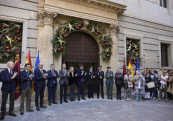 El jefe del Ejecutivo autonómico, Fernando López Miras, durante el minuto de silencio en Murcia.