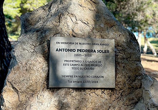 Una placa en el campo recuerda la figura de Antonio Pedrera.