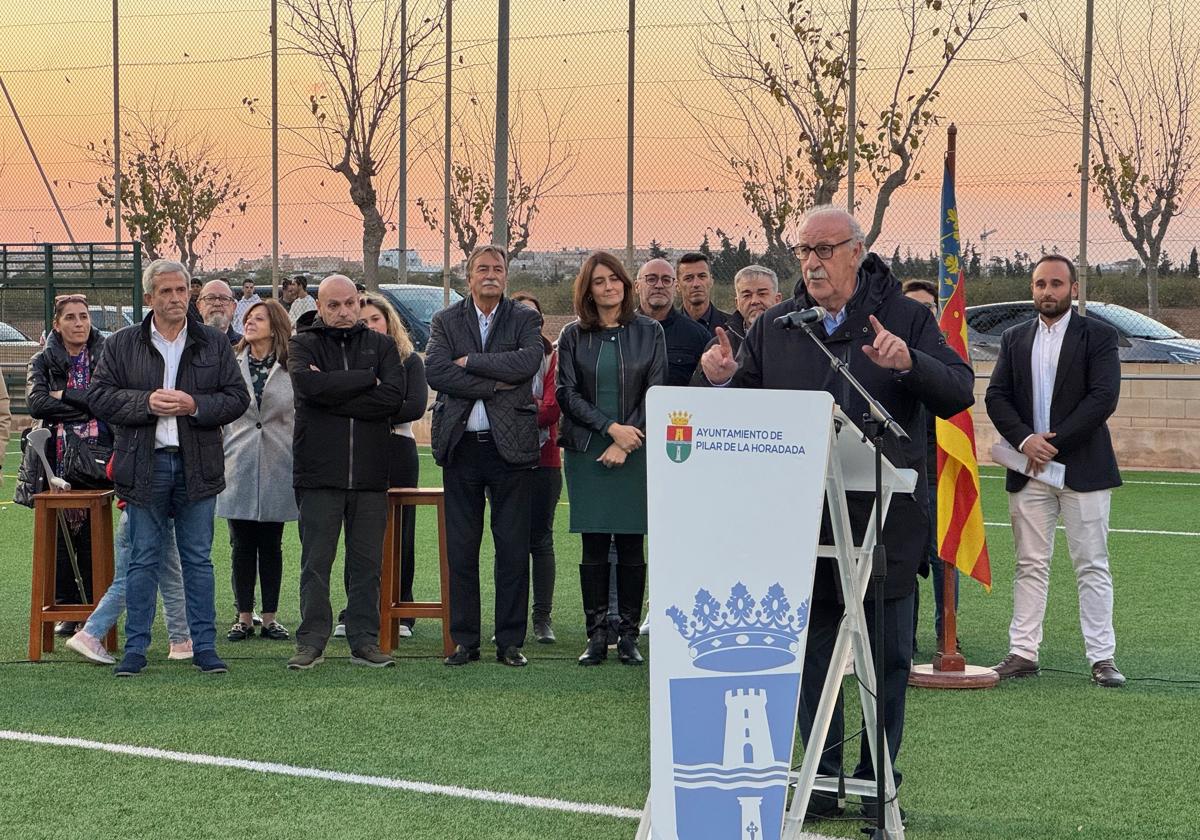 Vicente del Bosque dirige unas palabras a los cerca de 400 futbolistas congregados en el acto.