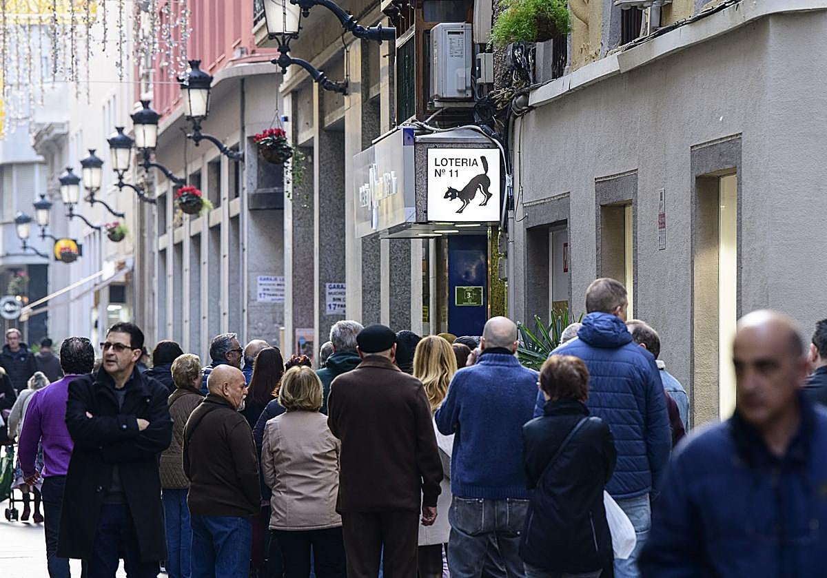 La administración El Gato Negro se llena de gente para comprar décimos del Sorteo del Niño