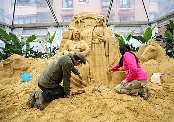 Montaje del belén de arena en la plaza de la Paja de Murcia.