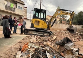 Labores de derribo de la edificación en la pedanía de Javalí Viejo.