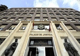Fachada del Palacio de Justicia de la Región.