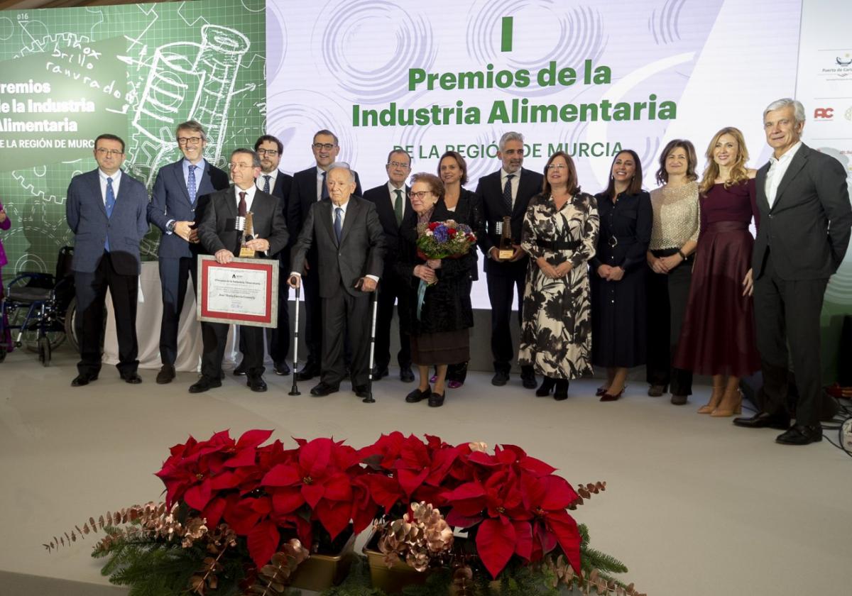 Foto de familia de premiados, autoridades y representantes de Agrupal al término de la gala.