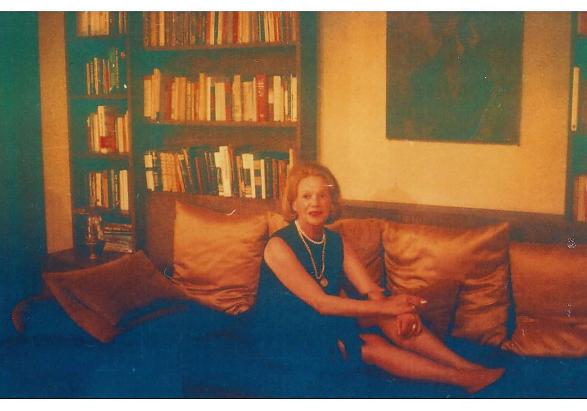 Elena Garro junto al retrato de Gaya. 1972.