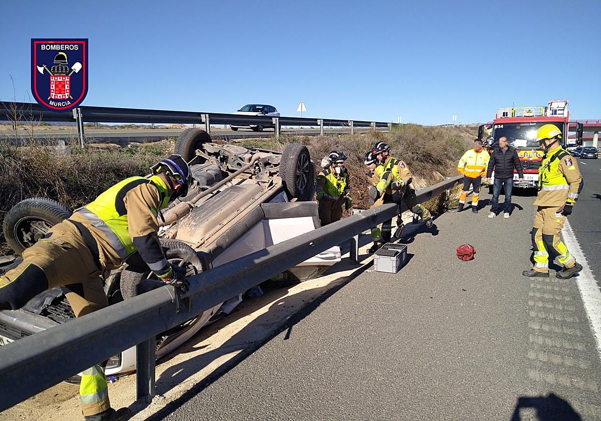 Efectivos de bomberos colaboran en el lugar del accidente.